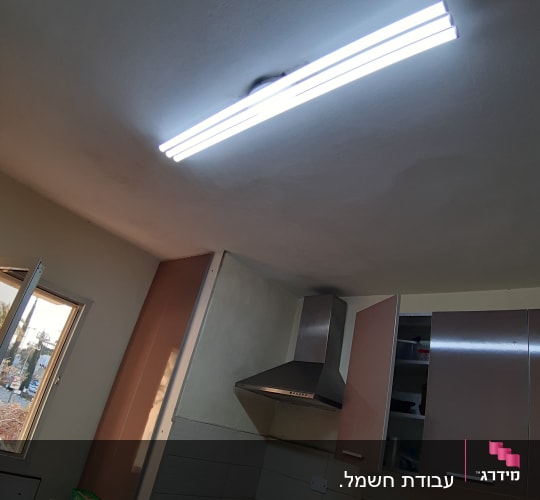 תאורת פלורסנט מותקנת בתקרה במטבח
